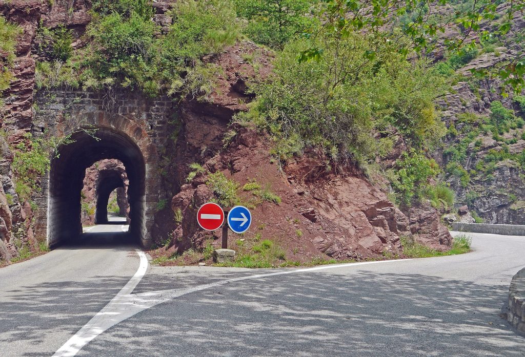 Henkinen ohittaminen on voi olla sitä, että yritämme valita ikään kuin ohituskaista, hypätä edelle siitä, missä polkumme kulkee.